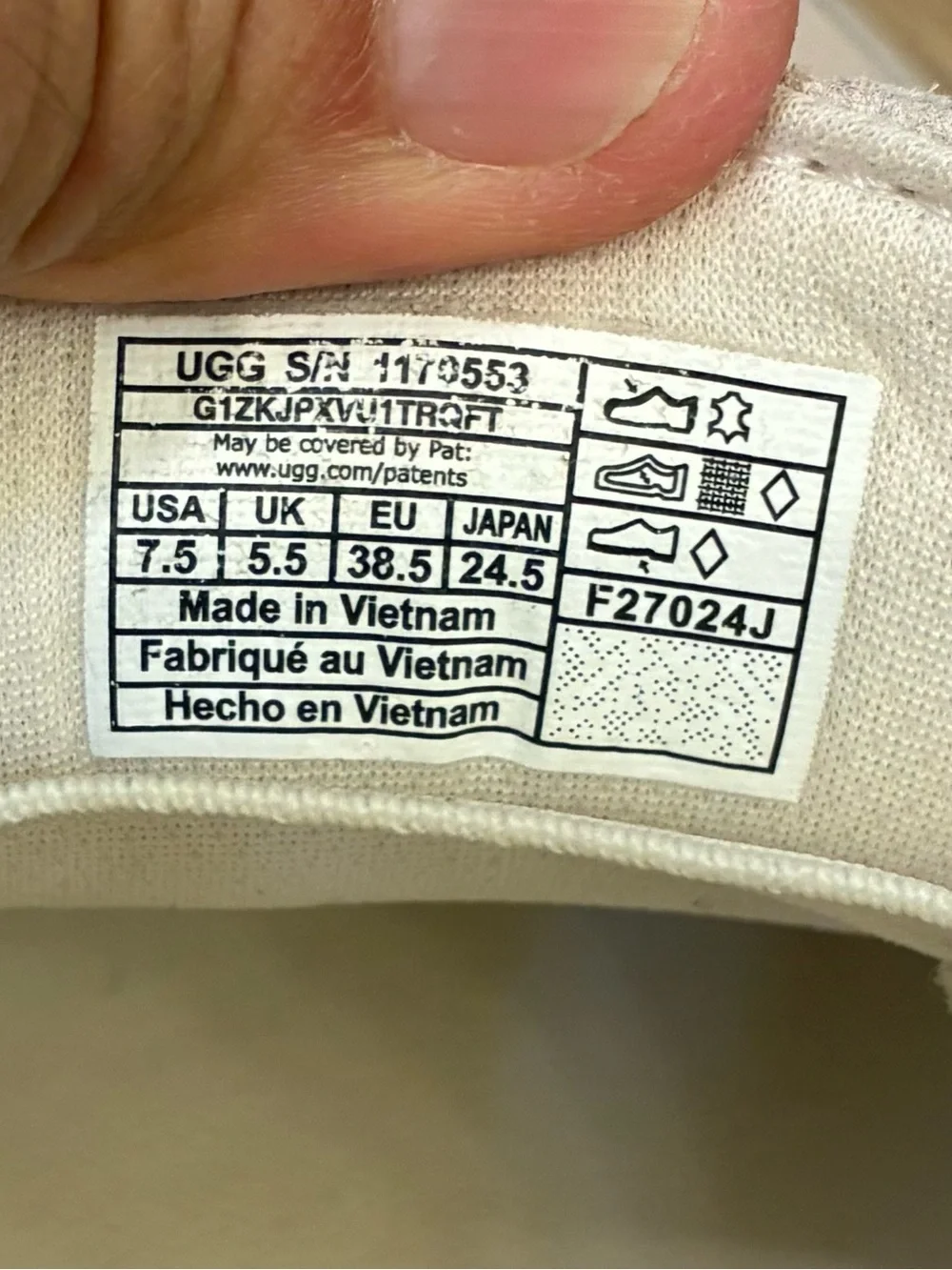 UGG Zilo Slip-On Sneakers In A Light Cream or Ivory Suede Women’s US 7.5 EU 38.5